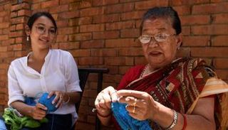 النيبالية لورينا ستابيت (يسار) وجدتها تشامبا شتابيت