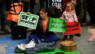 تظاهرة لناشطين من حركة "إكستنكشن ريبيليين" في لندن