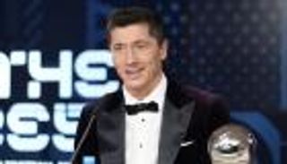 ليفاندوفسكي يحتفل في دبي بجائزة الأفضل وخماسية بايرن ميونيخ