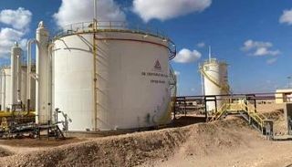 العمال في حقلل الناقة النفطي