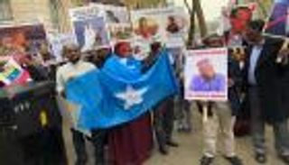 اللافتات تزعج الرئيس.. فرماجو يحرم المتظاهرين من الطباعة