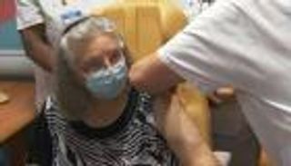 عمرها 78 عاما.. أول فرنسية تحصل على لقاح كورونا