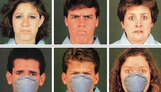 الكمامة لا تخفي مشاعر الوجه بشكل كامل