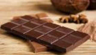 فيديو.. العثور على علبة شوكولاتة عمرها 120 عاما بممتلكات شاعر شهير