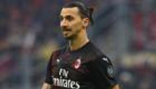 تجاهل ميسي ورونالدو.. إبراهيموفيتش يتواضع أمام 11 أسطورة