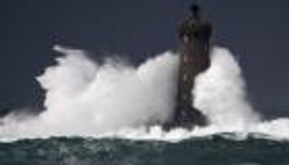 إعصار "بيلا" يقطع الكهرباء عن آلاف المنازل بفرنسا