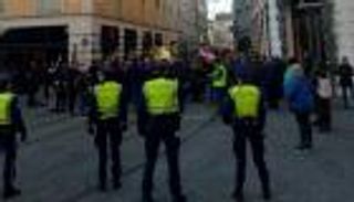 واقعة غريبة.. 1500 شخص يتظاهرون ضد لقاح كورونا بالنمسا 