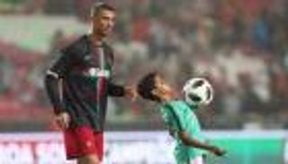 هل يسير كريستيانو الصغير على خطى والده؟.. رونالدو يجيب