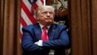 ترامب يوقع خطة الإنعاش.. ويستعين بـ"الشيوخ" في أزمة الانتخابات