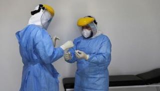 أطقم طبية في أحد المستشفيات الليبية