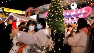 صينيون يحتفلون بالكريسماس