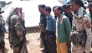 صورة تظهر تفقد إحدى قيادات المليشيات لمعسكرات قطر في راسن