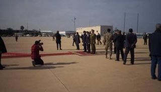 وزير دفاع تركيا خلال زيارته ليبيا