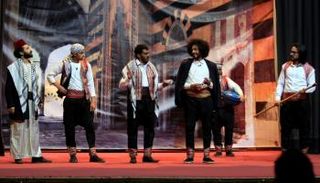 ممثلون يمنيون يتدربون عشية العرض الأول لمسرحية "فيلم يمني" الكوميدية  