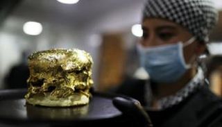 شطيرة البرجر مغلفة بالذهب