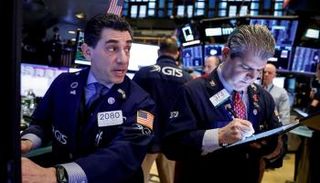 متداولون في بورصة نيويورك - رويترز 