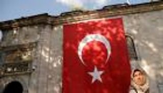 داود أوغلو يفضح سياسات أردوغان: فشل في إنقاذ الليرة 