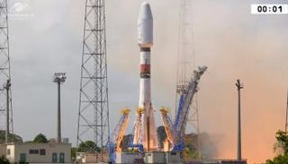 لحظة إطلاق الصاروخ الروسي من طراز سويوز