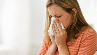 سيلان الأنف من الأعراض المتشابهة بين الحساسية وكورونا