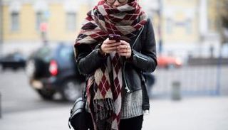 ارتداء الشال قد يتسبب في الإصابة ببثور البشرة