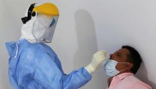 طبيب يجري مسحة لأحد المصابين بكورونا