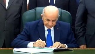 الرئيس الجزائري يستهل نشاطه بتوقيع موازنة 2021