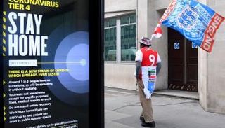 بريطانيا تواجه طفرة إصابات بالسلالة الجديدة من كورونا