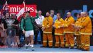 رجال الإطفاء يخطفون الأضواء قبل نهائي أستراليا المفتوحة