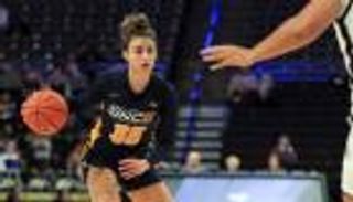 طالبة مصرية تدخل تاريخ دوري الجامعات الأمريكي للسلة