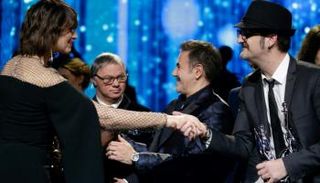 المخرج أوليفيه دوباس يصافح الممثلة مونيكا بيلوتشي