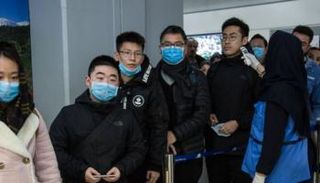 فحص مسافرين بترمومتر حراري داخل مطار طهران