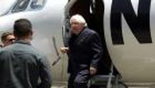 جريفيث يصل إلى صنعاء لتدشين "طائرات الرحمة" للقاهرة وعمان