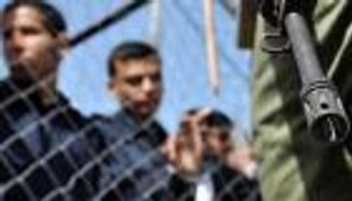 أسير فلسطيني يطعن سجانا إسرائيليا في معتقل عوفر