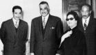 ذكرى وفاة "أم كلثوم".. 3 صور نادرة تحكي مواقف صعبة في حياتها 