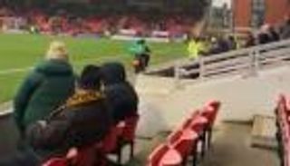 بالفيديو.. "دليفري بيتزا" يقتحم ملعبا إنجليزيا