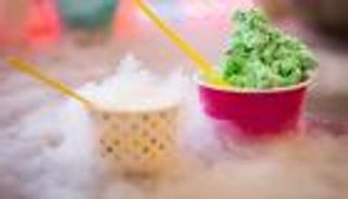 آيس كريم بالنيتروجين.. يكوي الجلد ويصيب بقرح المعدة