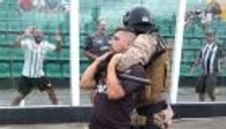 فيديو.. مشادة لاعبين ومشجع تتحول لأعمال شغب بالبرازيل