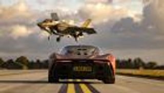 سباق سرعة بين طراز مكلارين وطائرة قتالية.. تعرف على الفائز