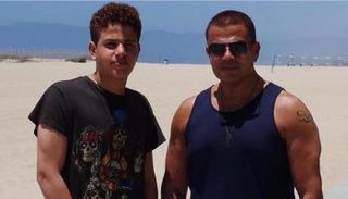 المطرب المصري عمرو دياب ونجله عبد الله
