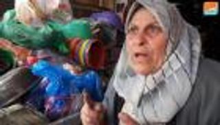 الفلسطينية "أم العبد".. بائعة خردة تبحث عن غدٍ أفضل منذ 50 عاما