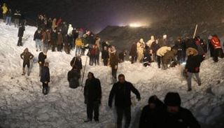 الانهيار الجليدي وقع أثناء مرور حافلة تقل ركابا