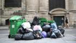 حاويات تفيض بالقمامة وجرذان تتجول في شوارع باريس