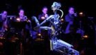 "جمال مخيف".. روبوت يقود أوركسترا بشرية في الشارقة