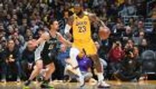 ليكرز يحقق انتصاره الأول على ملعبه منذ مصرع كوبي براينت