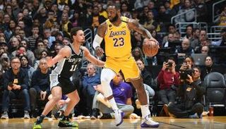 لوس أنجلوس ليكرز وسان أنطونيو سبيرز