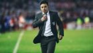 الإصابة تبعد مدرب ريفر بليت عن مران الفريق