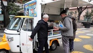 أندريا كاربيني إلى جوار عربته