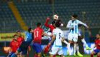إنفوجراف.. قطار الأهلي يتحدى لعنة بيراميدز بالدوري المصري