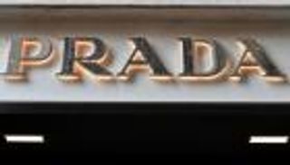 مجسمات القرود تدفع "برادا" لمحاربة العنصرية