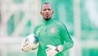 حارس شباب الأهلي الإماراتي يحمل الإرهاق مسؤولية تراجع الفريق